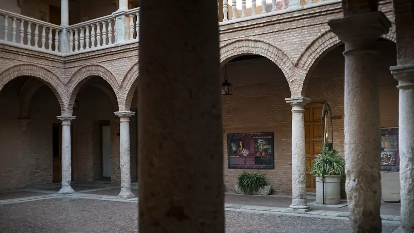 Detalle de arcos y columnas desde galería
