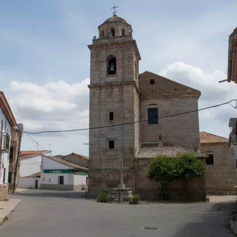 Iglesia de piedra junto a calles del pueblo