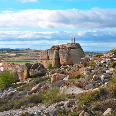 Vista panorámica de pueblo desde cerros rocosos