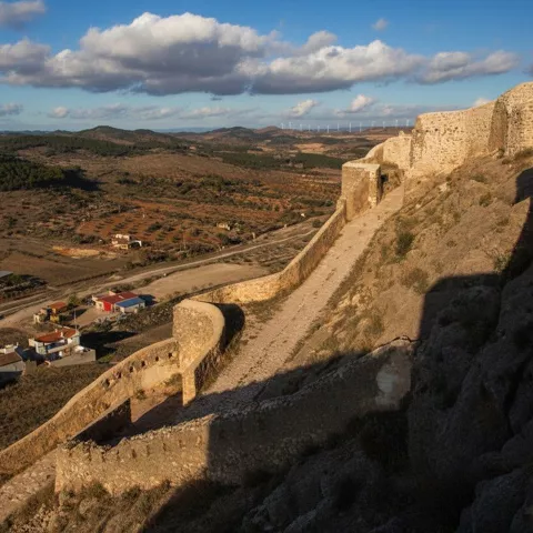 Muralla defensiva con vistas al valle y al caserío