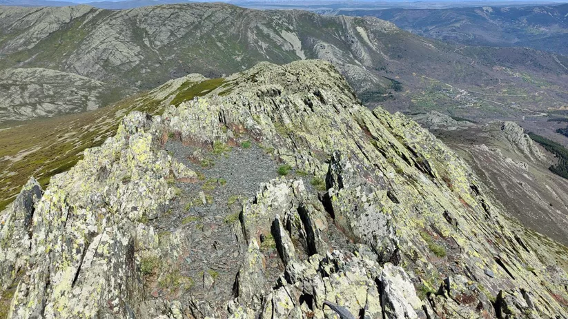 Cresta rocosa con vistas panorámicas de la sierra.