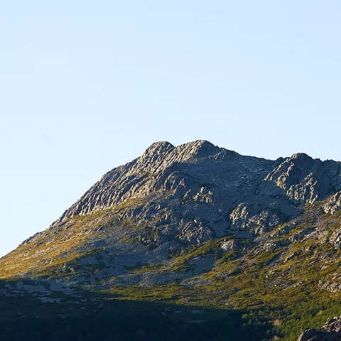 Pico rocoso de montaña.