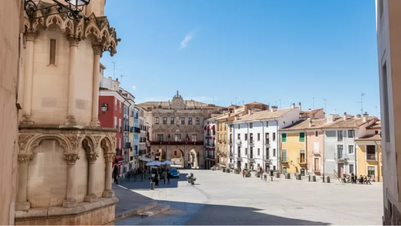 Plaza amplia con catedral y casas tradicionales