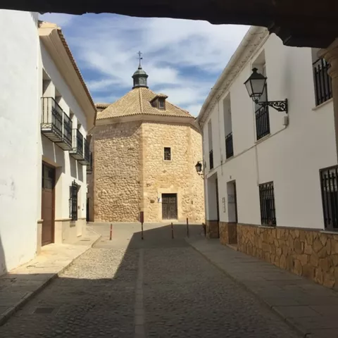 Calle estrecha con edificio circular al fondo