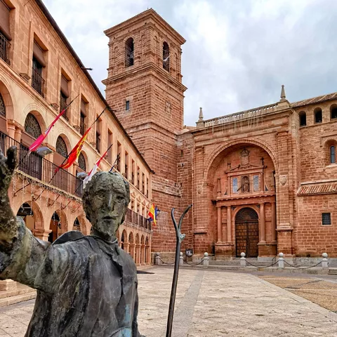 Escultura en primer plano frente a plaza monumental