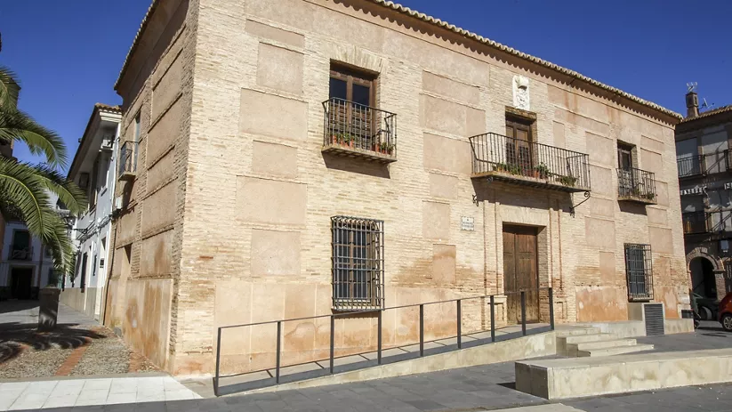 Edificio histórico de piedra con balcones de forja