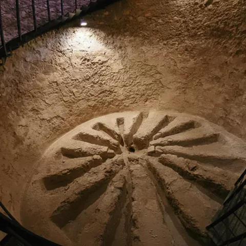 Estructura circular interior con escaleras metálicas.