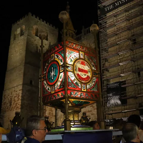 Farol artístico iluminado durante celebración nocturna.