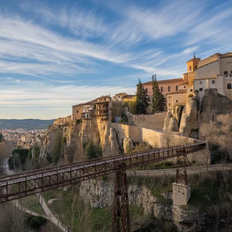 Puente de hierro y murallas al atardecer