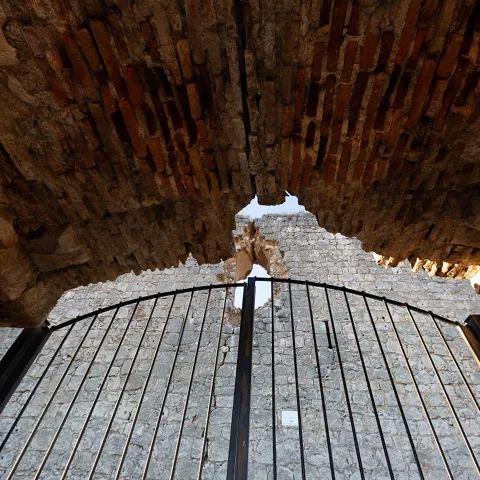 Puerta interior del castillo