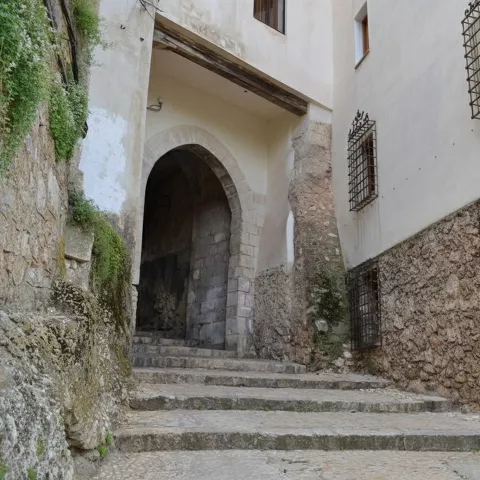 Arco de piedra entre edificios históricos