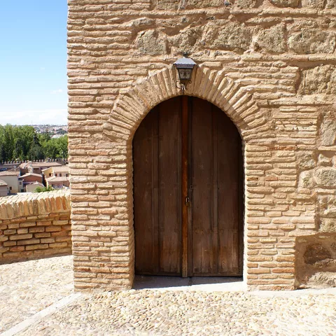Puerta de madera en torre de la Puerta del Sol de Toledo
