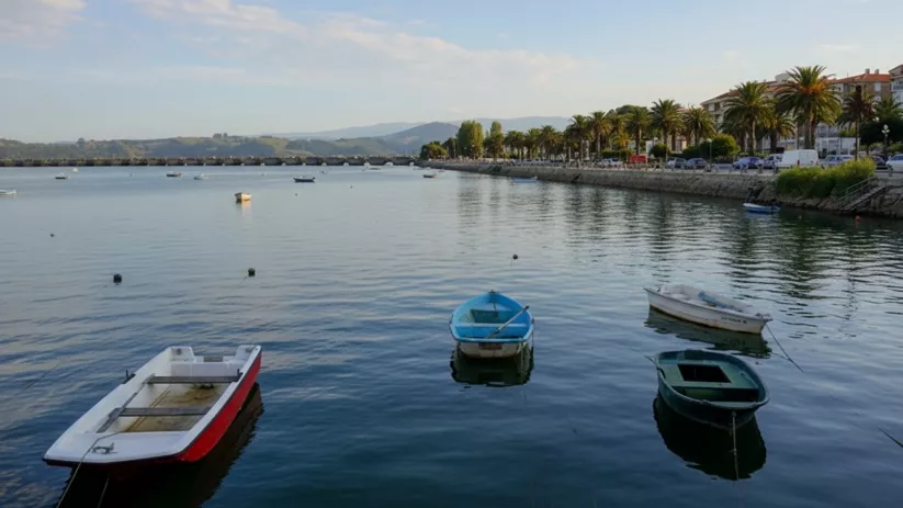 Pequeñas barcas amarradas en una orilla