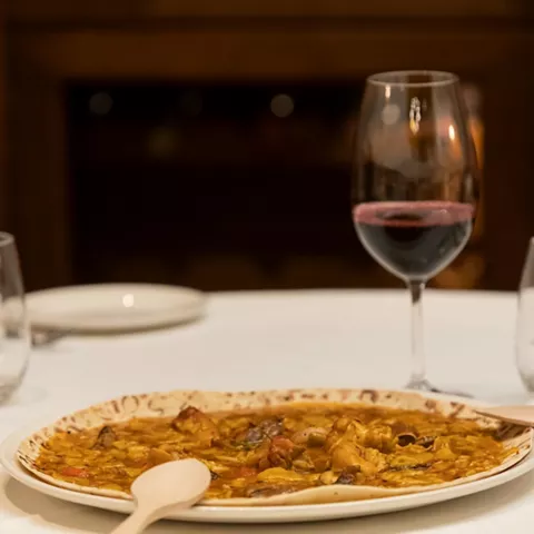 Plato de arroz con copa de vino tinto