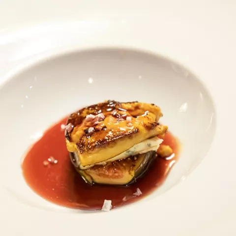 Foie caramelizado sobre salsa roja