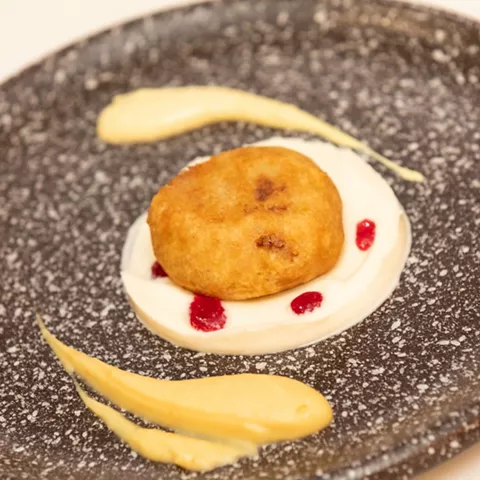 Croqueta dorada sobre base cremosa