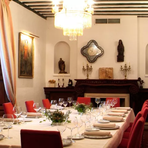 Salón clásico con mesa preparada