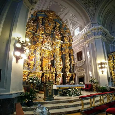Retablo barroco dorado en iglesia histórica.
