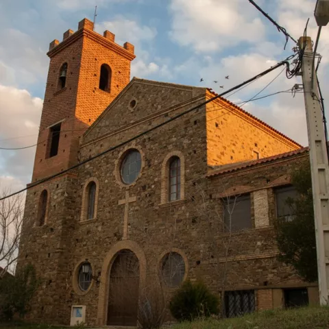 Fachada de iglesia de piedra con campanario