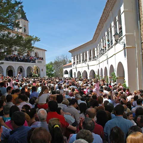 Gran concentración de personas en un patio durante un acto religioso.