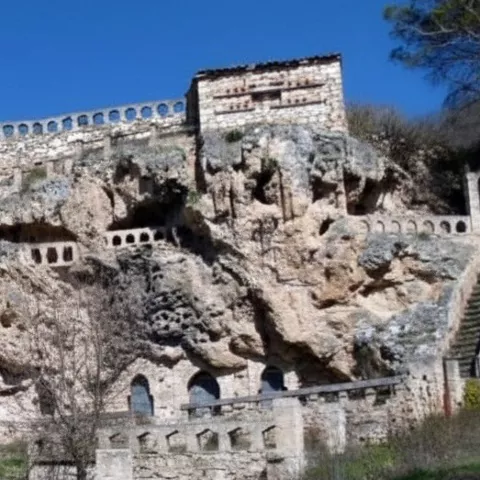 Vista general de viviendas incrustadas en peña.