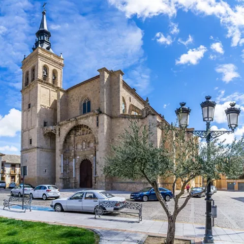 Iglesia de piedra con campanario en plaza abierta