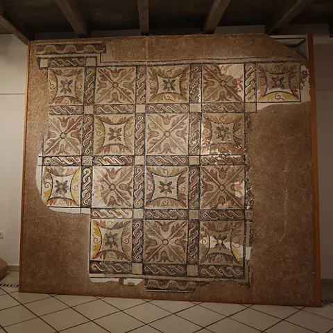 Mosaico antiguo expuesto en interior