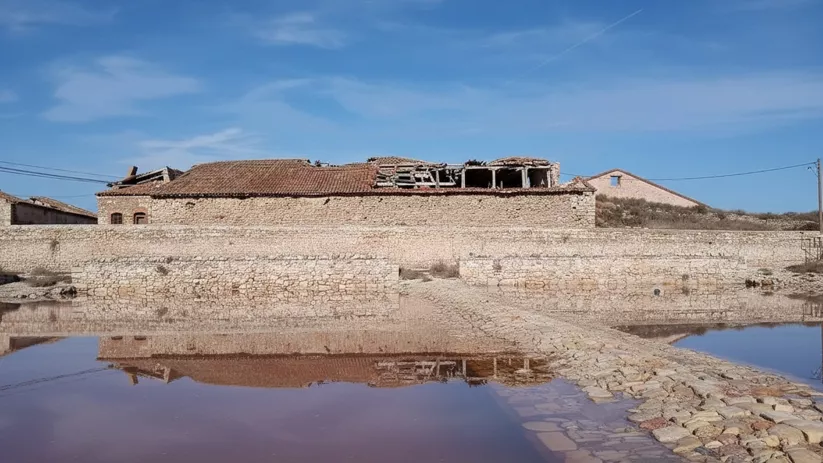 Muro de piedra y balsa de agua salina.