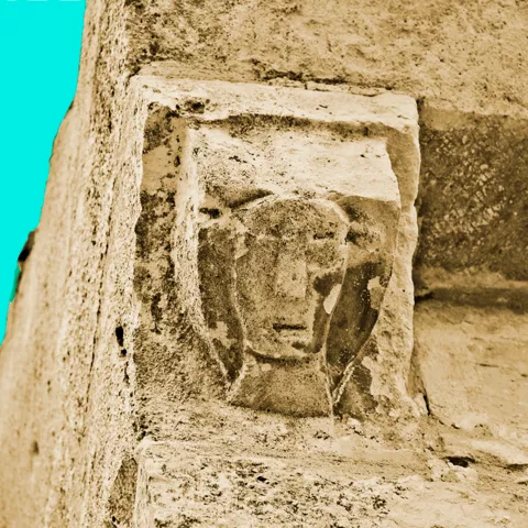 Relieve esculpido en bloque de piedra antiguo.