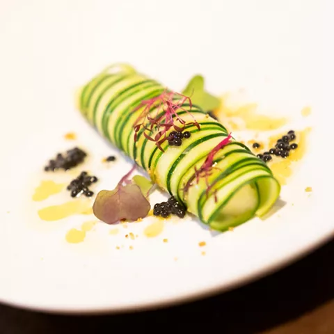 Rollito de calabacín con aceite y huevas