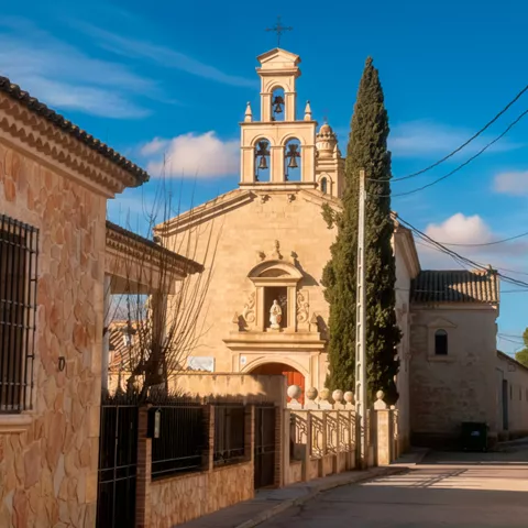 Iglesia de piedra junto a calle tranquila