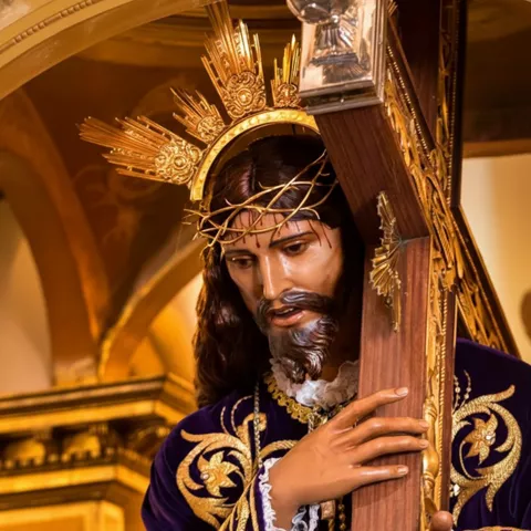 Primer plano de imagen religiosa con corona de espinas y cruz.