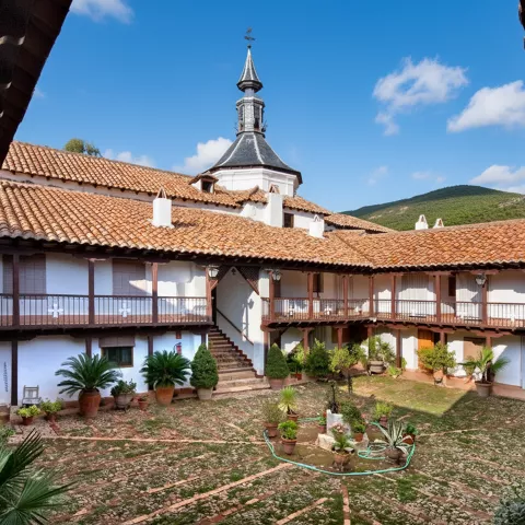 Patio interior con galerías de madera y plantas.