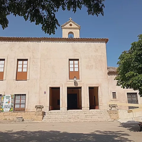 Fachada sobria de edificio religioso con campanil
