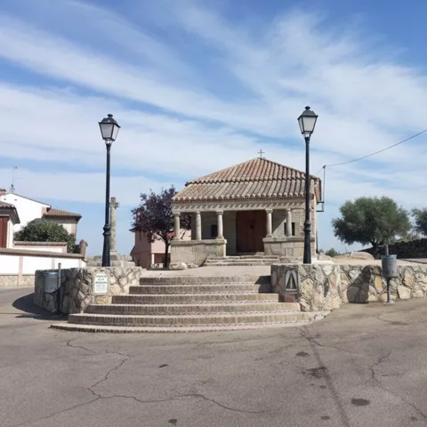 Ermita de piedra con pórtico y escalinata