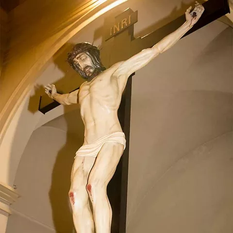 Escultura religiosa de crucificado en interior de templo