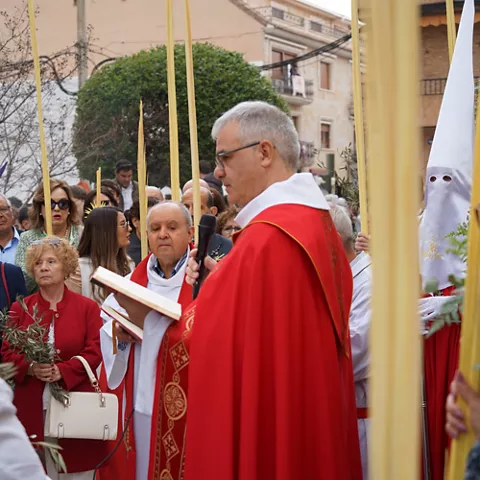 Sacerdote leyendo durante ceremonia religiosa al aire libre