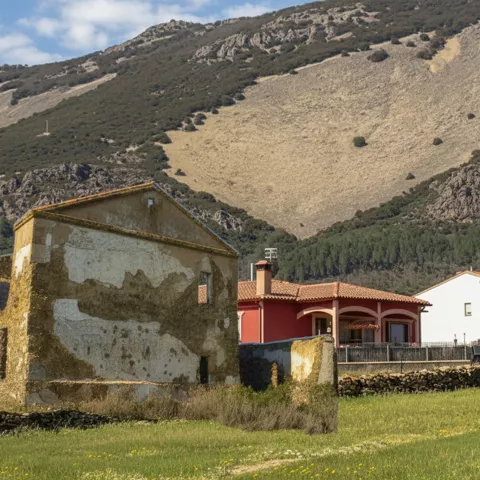 Panorámica del pueblo al pie de la sierra