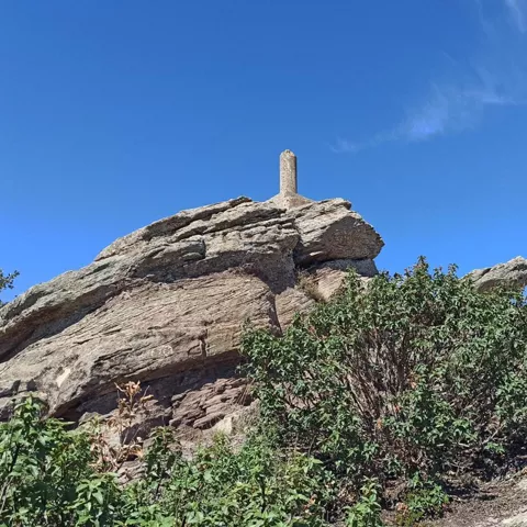 Formaciones rocosas en paisaje de montaña.