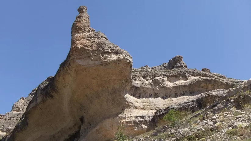 Formaciones rocosas esculpidas por erosión.
