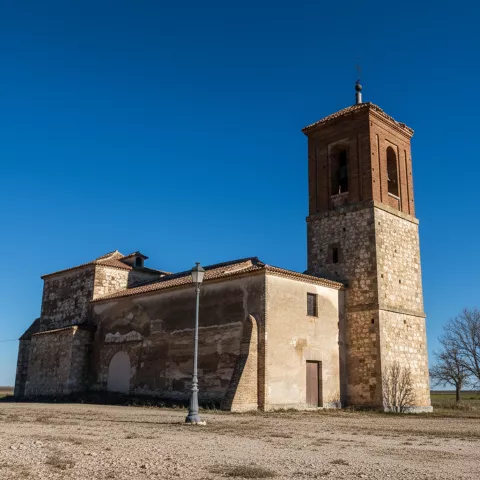 Iglesia iluminada al atardecer en plaza vacía
