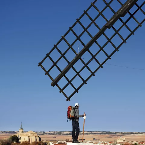 Peregrino junto a molino