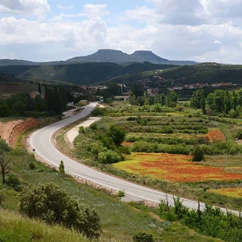 Carretera panorámica entre campos y montañas.
