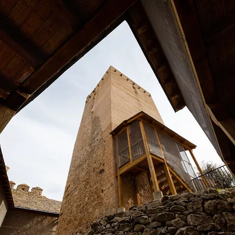 Torre de piedra vista desde patio interior.