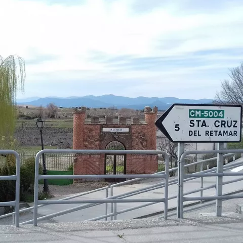Fachada de edificio religioso con plaza y arbolado