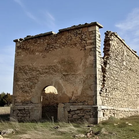 Antigua construcción en ruinas en medio del campo