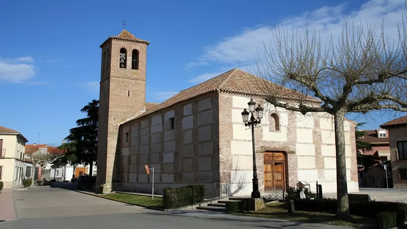 Iglesia de ladrillo con torre campanario