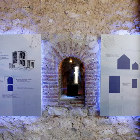 Paneles informativos junto a ventana abocinada.