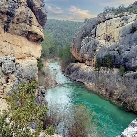 Cañón fluvial de aguas turquesas