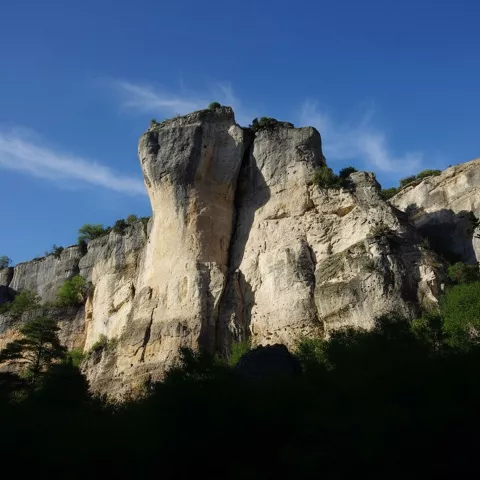 Formaciones rocosas verticales entre bosque mediterráneo